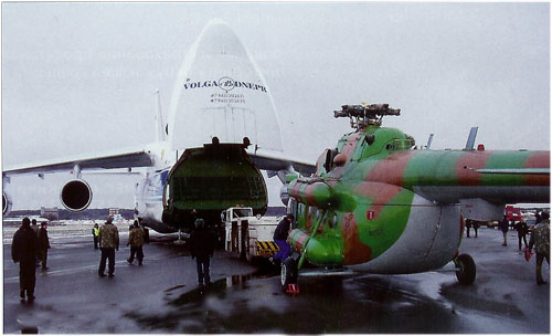 Загрузка вертолета Ми-8 в Ан-124 Руслан