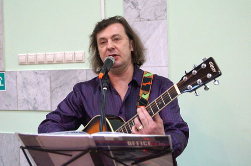 Гость торжественной встречи, исполнитель собственных песен Валерий Струков
